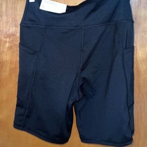 NWT AMERICAN EAGLE BIKE SHORTS SIZE MEDIUM.